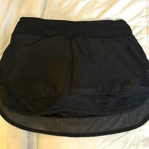 Lululemon Hotty Hot Skirt Black with mesh hem